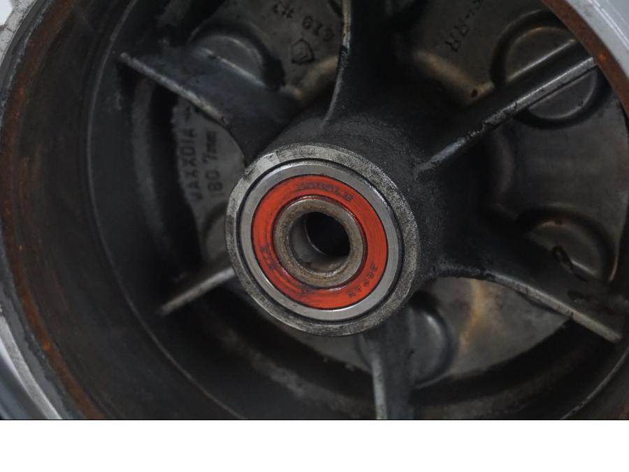 Extrabild1 på Fälg från en Suzuki VL 800 -2002 motorcykel.