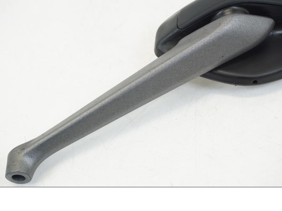 Snett nerifrån på Backspegel från en Ducati Streetfighter V4 -2020 motorcykel.