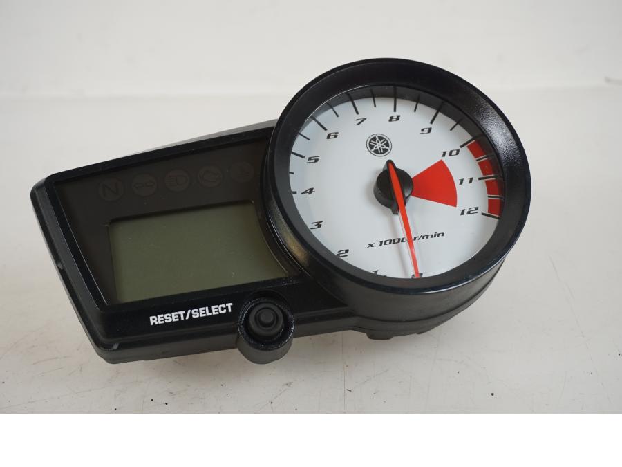 Framsidan på Instrumentpanel från en Yamaha YZF-R 125 -2012 motorcykel.