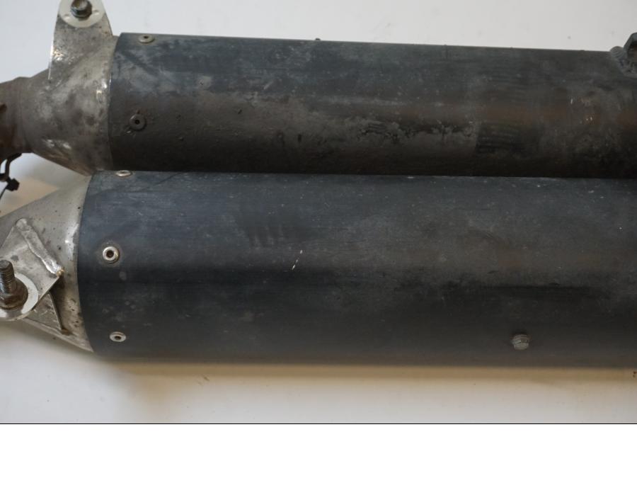 Baksidan på Ljuddämpare från en KTM 640 Duke -2001 motorcykel.