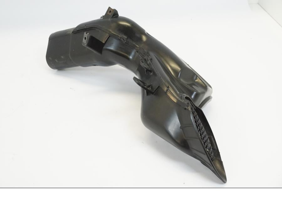 Baksidan på Luftrör från en Suzuki GSX 1300 R -2008 motorcykel.