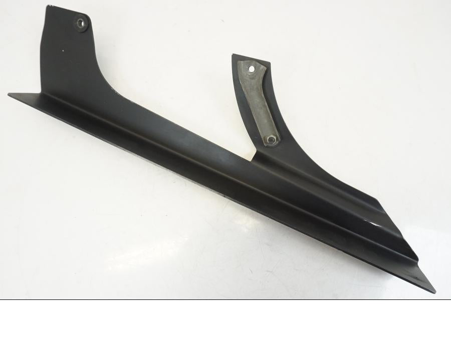 Snett nerifrån på Remskydd från en Yamaha XV 1700 -2004 motorcykel.