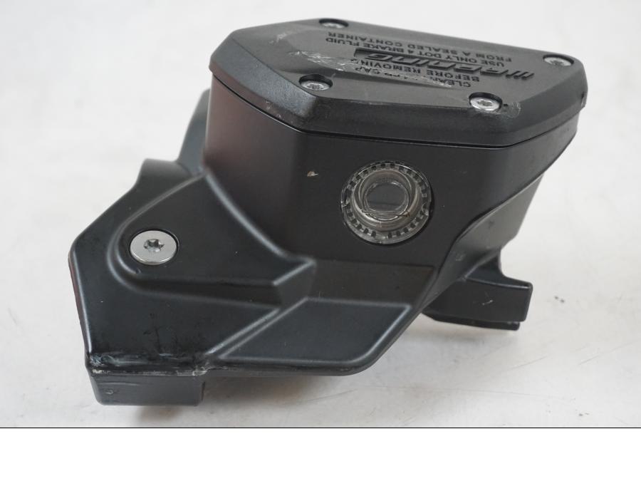 Framsidan på Bromshuvudcylinder från en BMW R 1250 GS -2021 motorcykel.