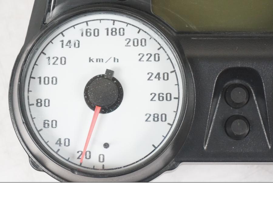 Snett uppifrån på Instrumentpanel från en Kawasaki ZZ-R 1400 -2009 motorcykel.