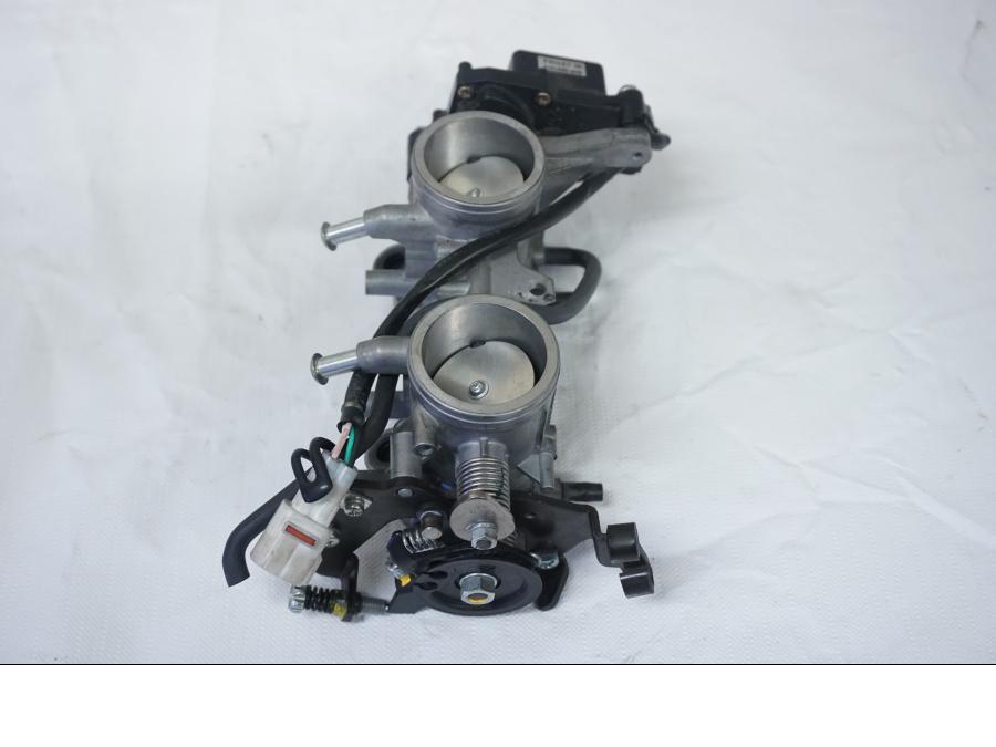 Baksidan på Spjällhus från en Kawasaki ER-6N -2006 motorcykel.