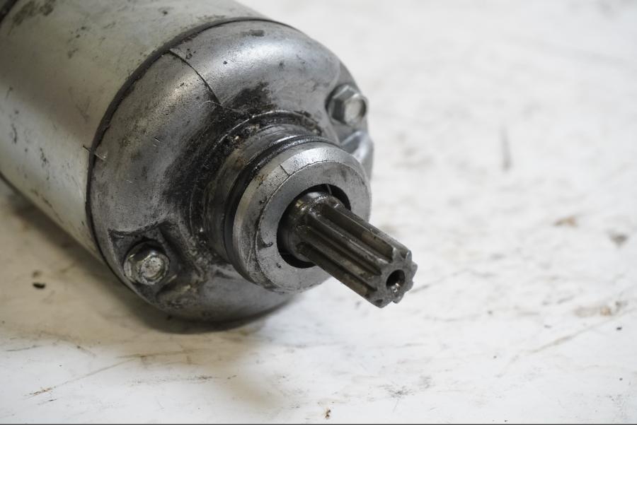 Baksidan på Startmotor från en Yamaha YZF R6 -2000 motorcykel.