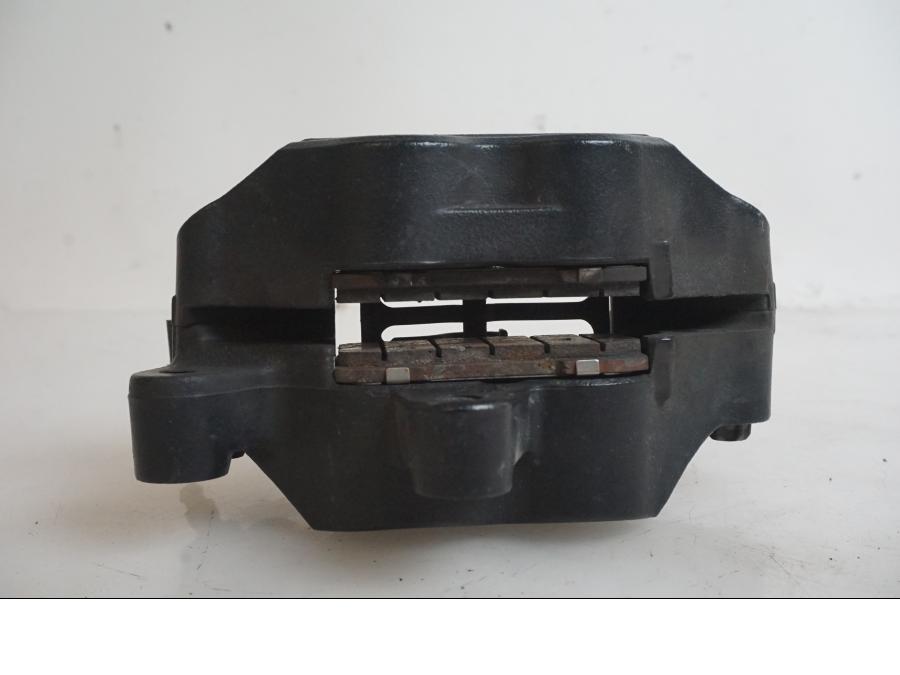 Höger sida på Bromsok från en Indian Chieftain Dark Horse -2019 motorcykel.