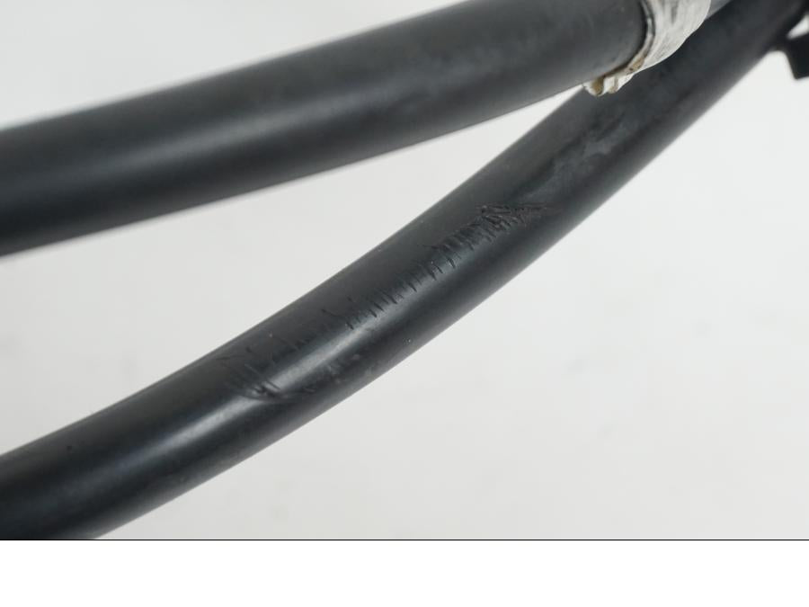 Snett nerifrån på Kopplingsvajer från en Suzuki GSX-R 750 -2009 motorcykel.