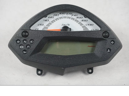 Framsidan på Instrumentpanel från en Kawasaki ER-6N ABS -2010 motorcykel.