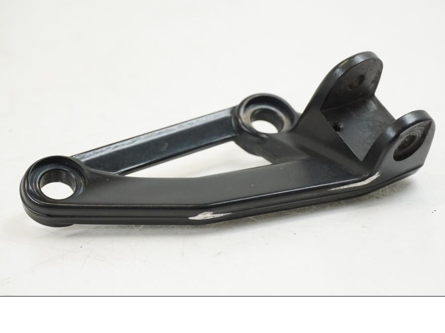 Baksidan på Fotpinnefäste från en Ducati Streetfighter S -2011 motorcykel.