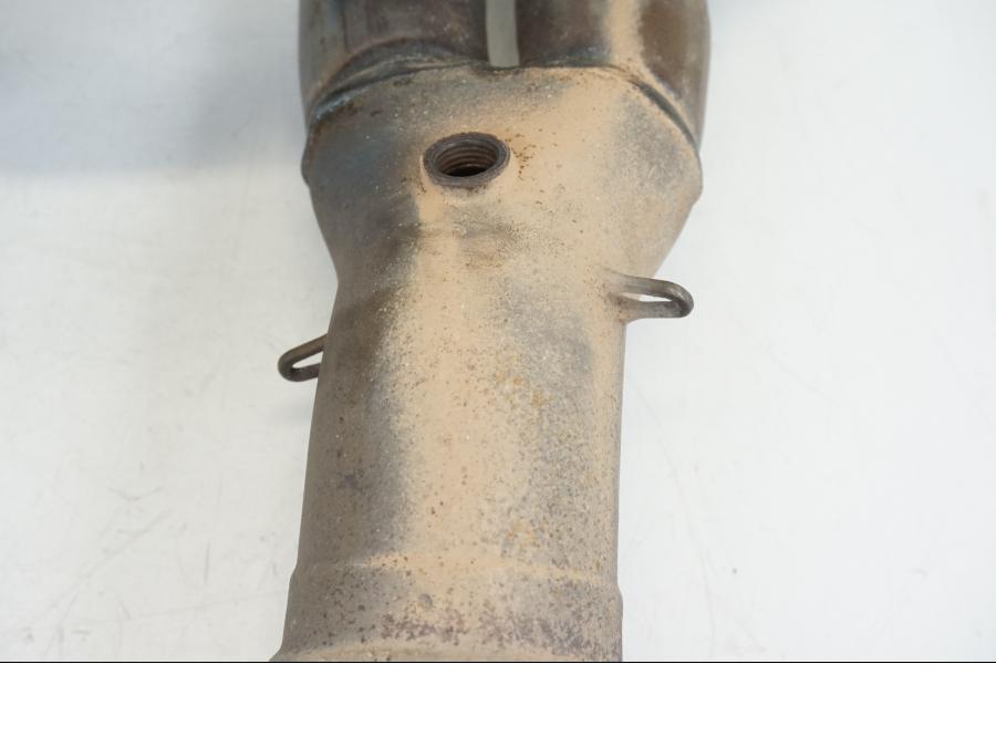 Snett nerifrån på Grenrör från en Ducati Streetfighter V4 -2020 motorcykel.