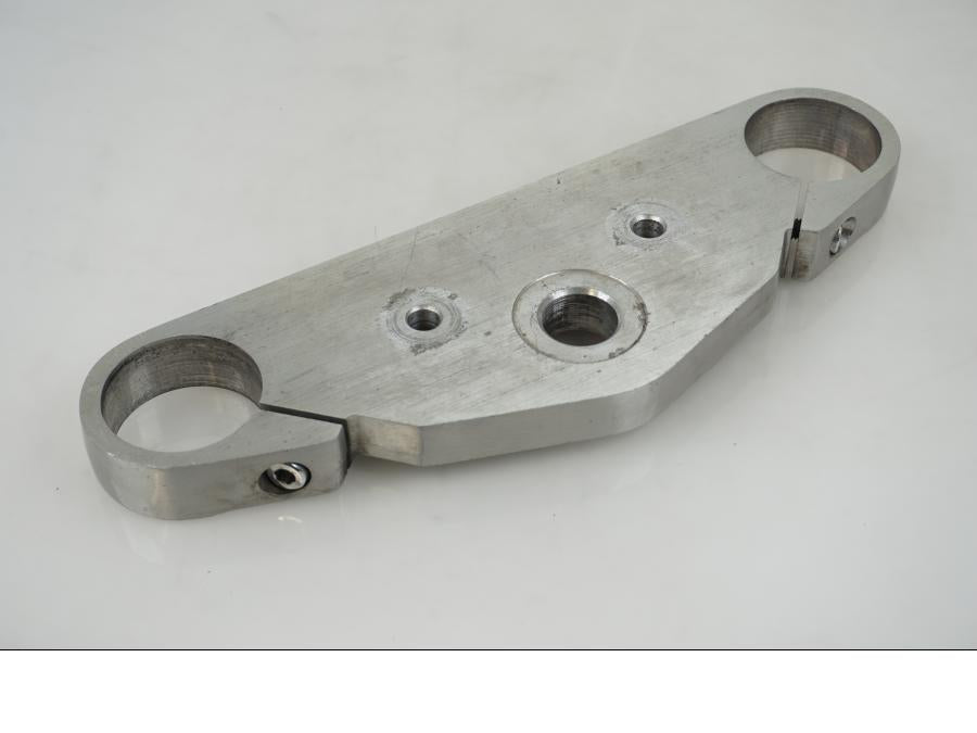 Framsidan på Gaffelkrona från en Kawasaki VN 1500 Mean Streak -2003 motorcykel.