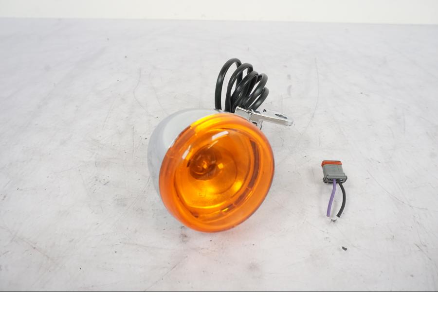 Framsidan på Blinkers från en H-D Softail Sport Glide FLSB -2022 motorcykel.