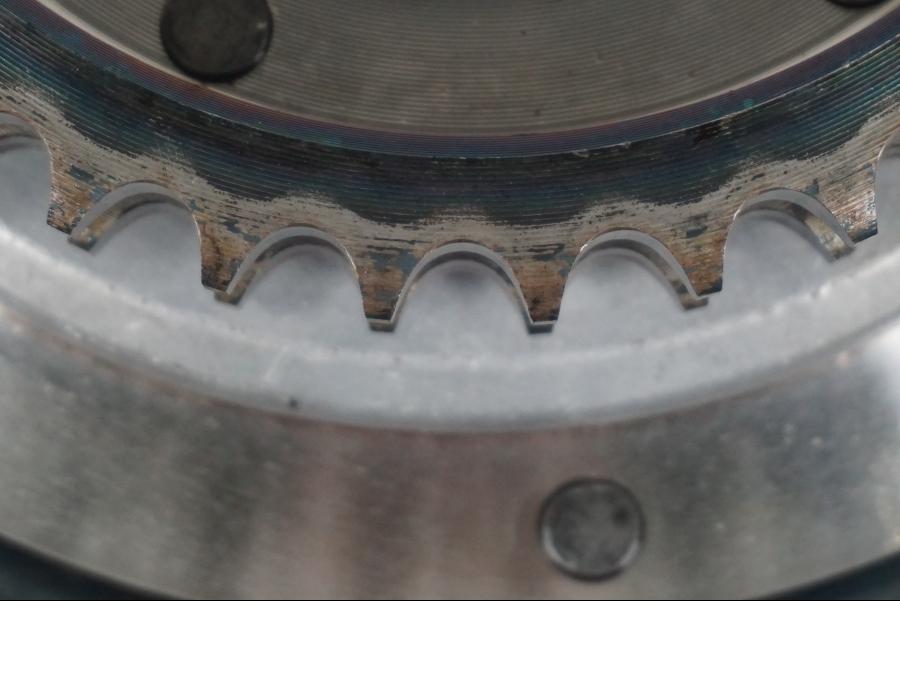 Vänster sida på Kopplingskorg från en H-D Softail Standard FXST -2001 motorcykel.