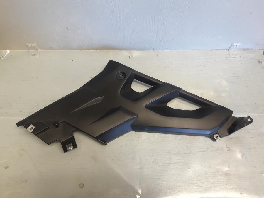 Framsidan på Sidopanel från en Yamaha MT 125 -2017 motorcykel.