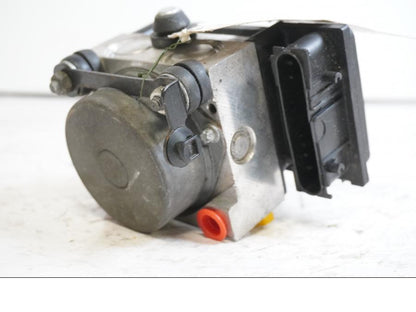 Baksidan på ABS Modulator från en BMW F 650 GS -2003 motorcykel.