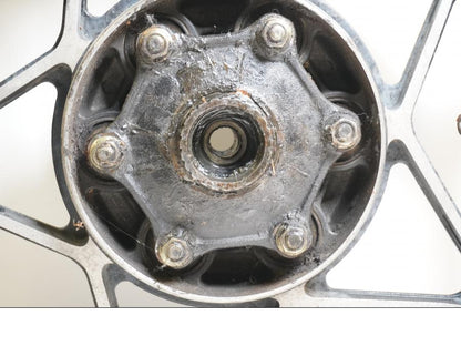 Baksidan på Fälg från en Honda VF 750 C -1983 motorcykel.