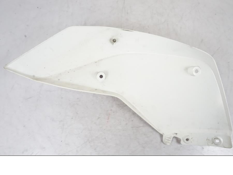 Snett nerifrån på Tankkåpa från en KTM 690 Duke -2015 motorcykel.