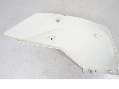 Snett nerifrån på Tankkåpa från en KTM 690 Duke -2015 motorcykel.