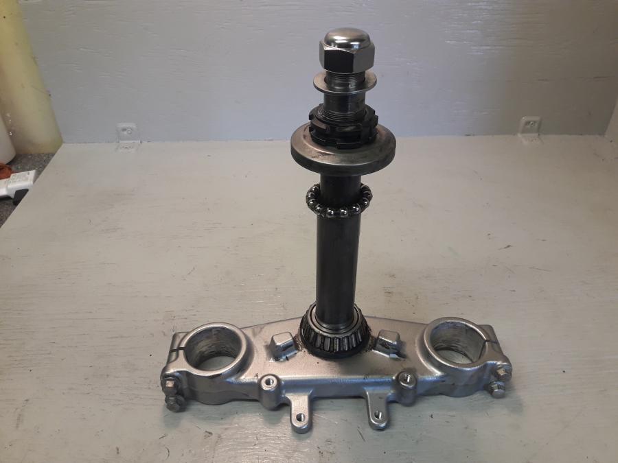 Baksidan på Gaffelkrona från en Yamaha WR 125 -2010 motorcykel.