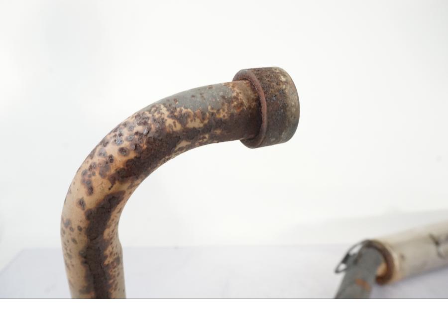 Snett nerifrån på Avgassystem från en Honda CBR 125 R -2006 motorcykel.