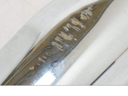 Snett nerifrån på Bakskärmskromstag från en Suzuki VZR 1800 -2009 motorcykel.