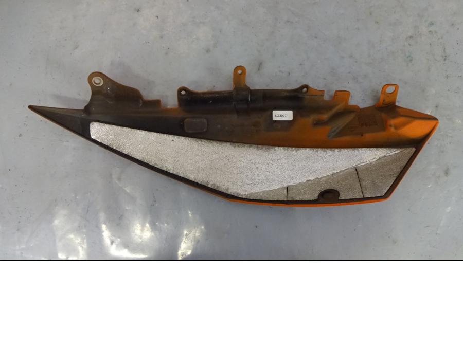 Baksidan på Bakvinge från en KTM 990 Super Duke -2009 motorcykel.