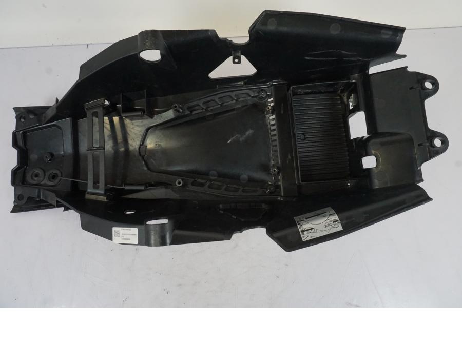 Snett nerifrån på Undertail från en KTM 1290 Super Duke -2019 motorcykel.