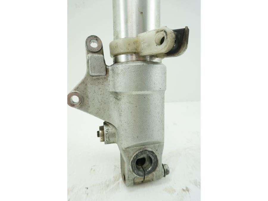 Vänster sida på Gaffelben från en Honda CBR 900 RR -1997 motorcykel.