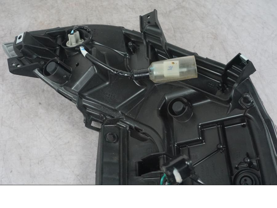 Snett nerifrån på Positionsljus från en Honda ANC 125 -2022 scooter.