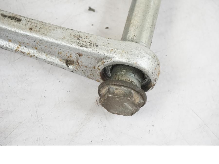 Snett nerifrån på Stötdämparlänkage från en Kawasaki KL 650A -1987 motorcykel.