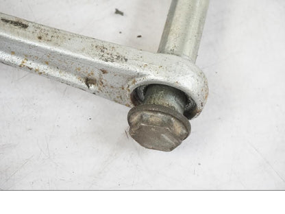 Snett nerifrån på Stötdämparlänkage från en Kawasaki KL 650A -1987 motorcykel.