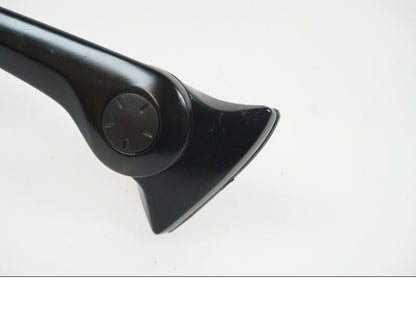 Snett uppifrån på Backspegel från en Yamaha YZF-R7 -2022 motorcykel.