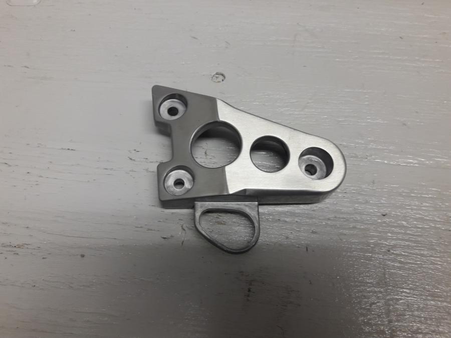 Framsidan på Strålkastarfäste från en Yamaha XSR 900 -2016 motorcykel.