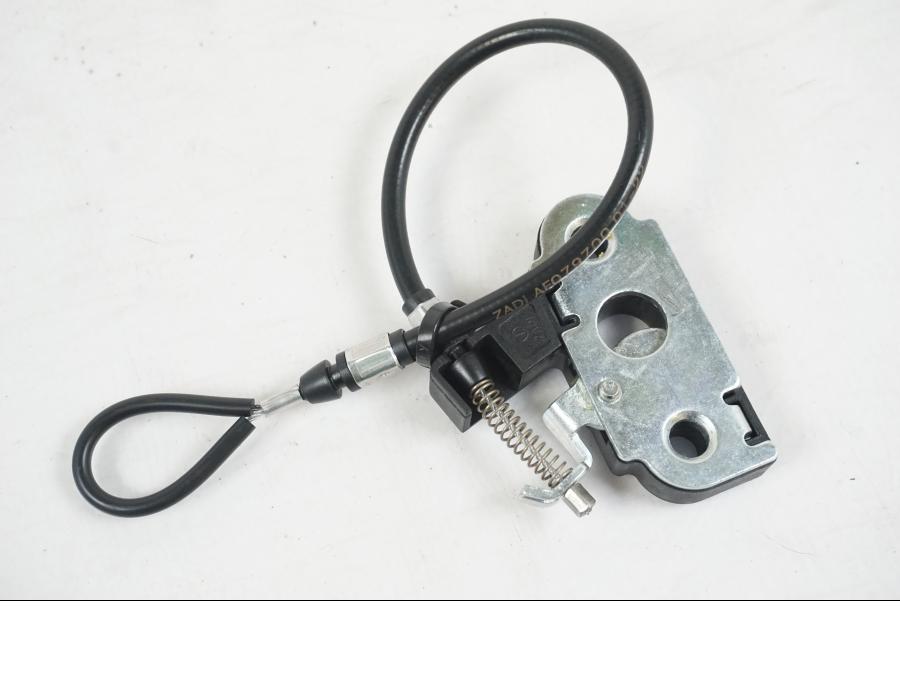 Framsidan på Sadellåsmekanism från en KTM 1290 Super Duke R EVO -2023 motorcykel.