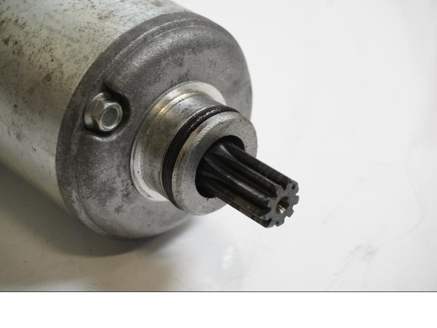 Baksidan på Startmotor från en BMW K 1200 R -2006 motorcykel.