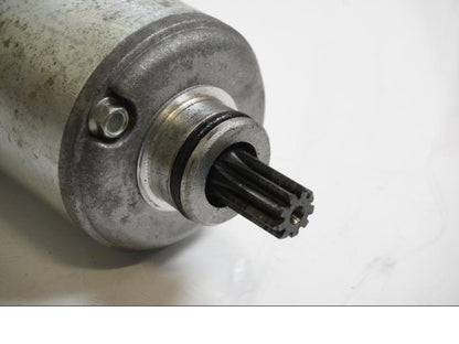 Baksidan på Startmotor från en BMW K 1200 R -2006 motorcykel.