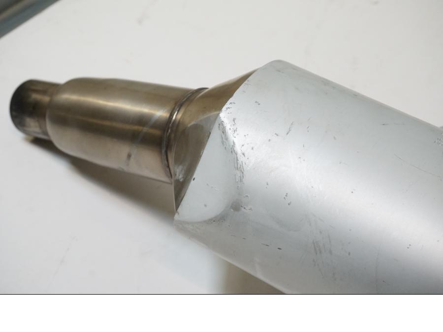 Snett uppifrån på Ljuddämpare från en Ducati Monster 620 -2003 motorcykel.