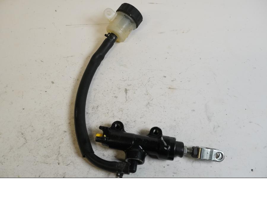 Framsidan på Bromshuvudcylinder från en Kawasaki Ninja 300 -2013 motorcykel.