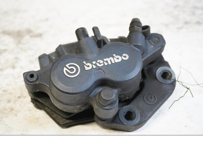 Framsidan på Bromsok från en BMW F 650 CS -2002 motorcykel.