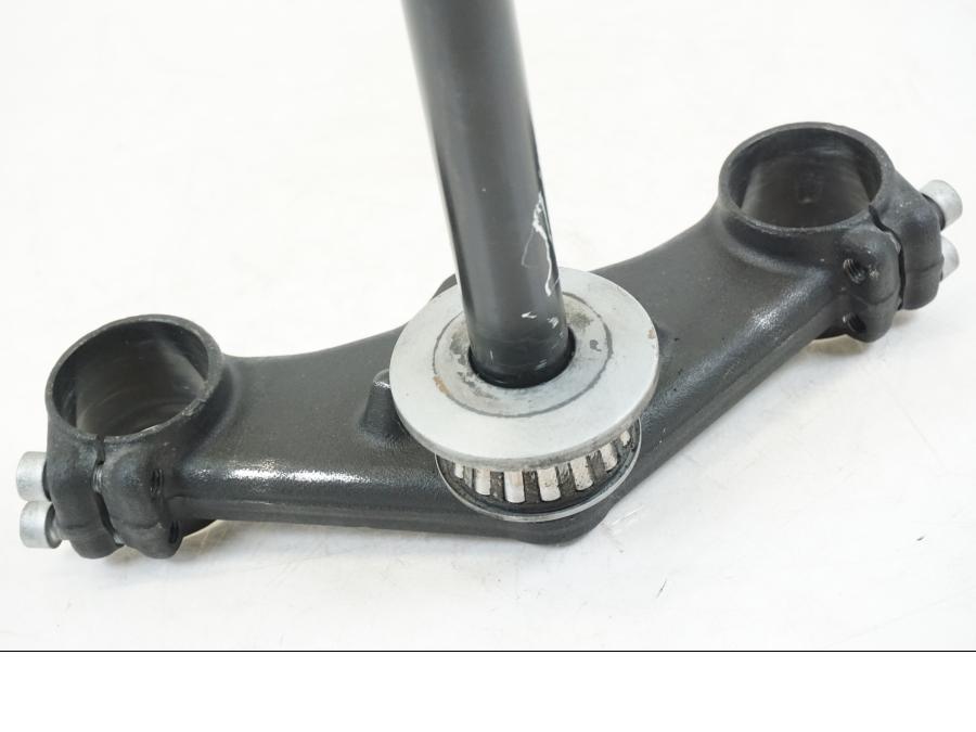 Snett uppifrån på Gaffelkrona från en BMW F 650 CS -2003 motorcykel.