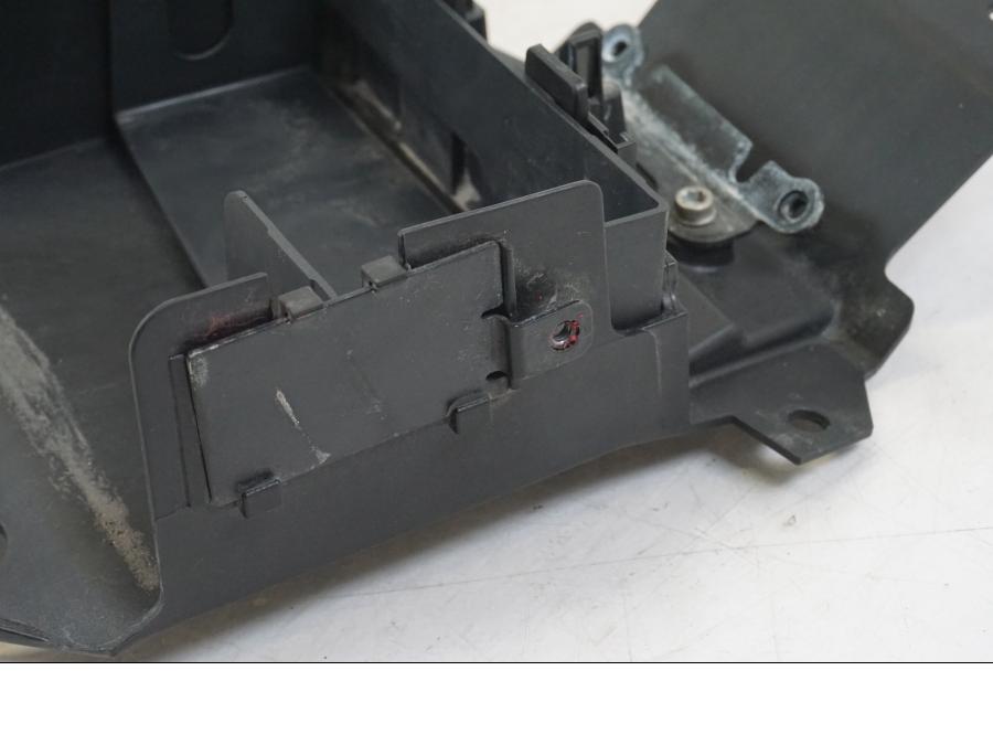 Snett uppifrån på Batterikåpa från en Ducati Streetfighter S -2011 motorcykel.