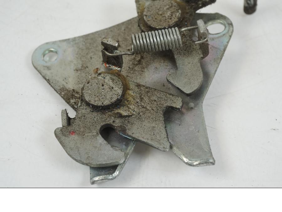 Vänster sida på Sadellåsmekanism från en Honda CBR 125 R -2006 motorcykel.