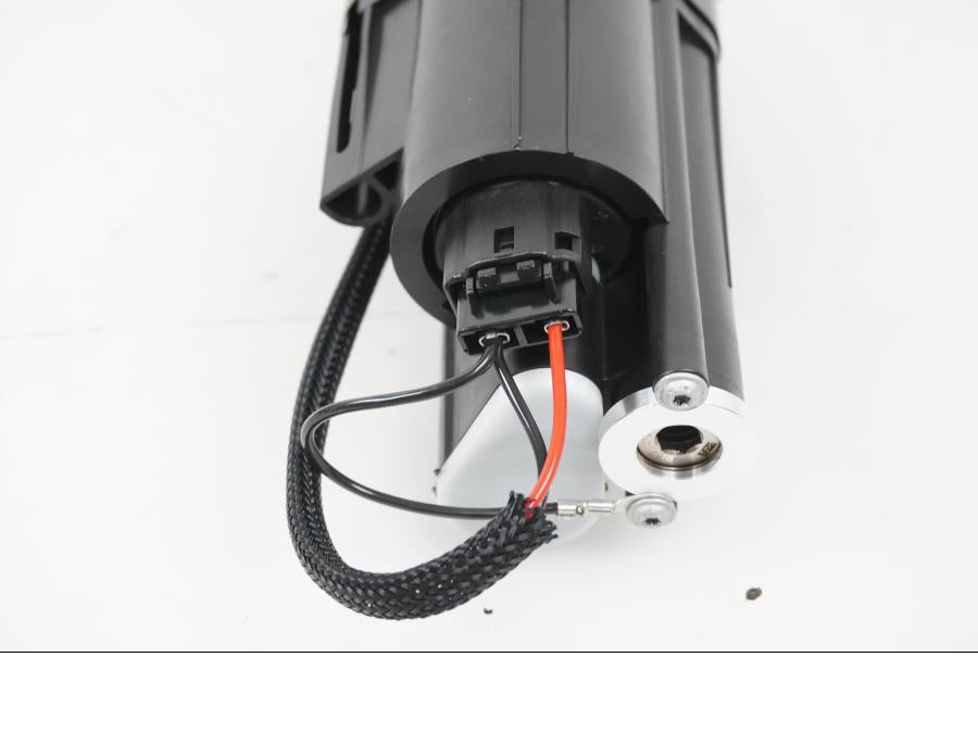 Höger sida på Bensinpump insprut från en KTM 1290 Super Adventure S -2022 motorcykel.