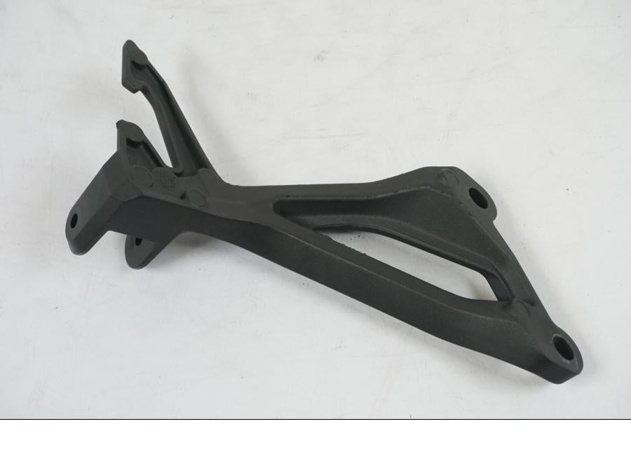 Baksidan på Fotpinnefäste från en Kawasaki Z 900 -2021 motorcykel.