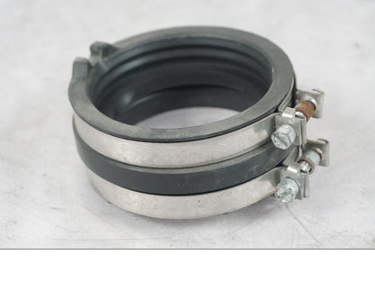 Framsidan på Insug från en KTM 690 Duke -2015 motorcykel.