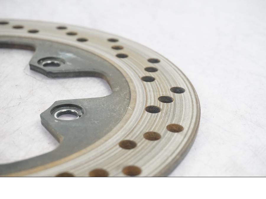 Baksidan på Bromsskiva från en Suzuki SV 650 -1999 motorcykel.