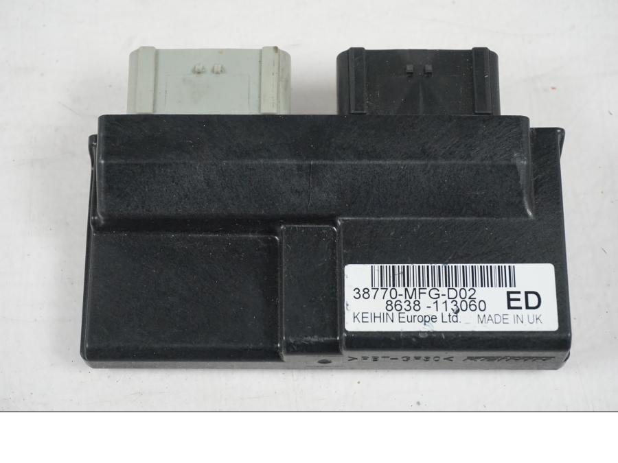 Snett uppifrån på <p>Låssats från Honda CB 600 FA Hornet 2007.</p>

<p>Cdi, tändningslås, tanklock, sadellås, nyckel (svart).</p>

<p>Plasten för kontakt stycke skadat se bild.</p> motorcykel.