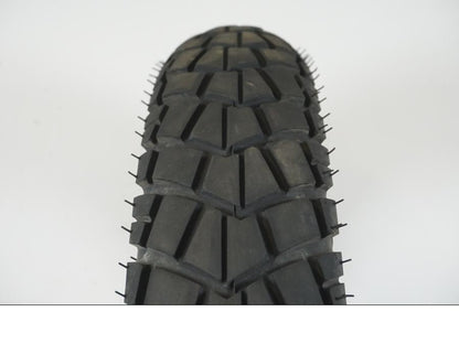 Baksidan på Däck från en Pirelli Scorpion A/T MT90 -0 moped.