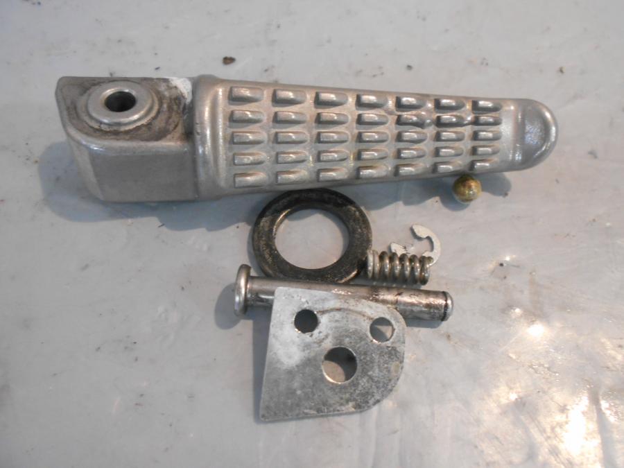 Framsidan på Fotpinne från en Kawasaki Z 900 -2018 motorcykel.